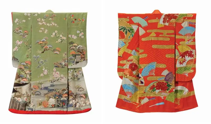 Chiso Co., Ltd, Uchikake with Palace Garden Design, сделано для Ииды Така, тринадцатого, мадам Нисимура, 1913 г., юдзэн - крашение и вышивка на тканом шелке (слева); Chiso Co., Ltd, Furisode with Mist and Fan Design, созданный для Каваками Масако, пятнадцатой мадам Нисимура, 1971 год, вышивка и сусальное золото на тканом шелке (справа)