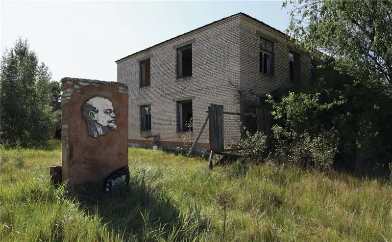 Памятник Ленину у заброшенного административного здания в селе Аревичи, в котором на момент катастрофы проживало 1000 человек