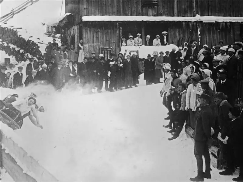Бобслей в Санкт-Морице, увиденный здесь где-то между 1910 и 1915 годами, был групповым развлечением для богатых туристов