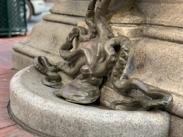 Изувеченные осьминоги в День поступления в Калифорнию