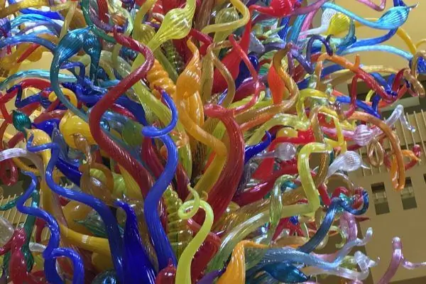 Пленительная башня библиотеки из выдувного стекла