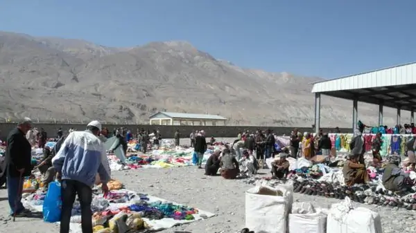 Пограничный рынок на нейтральной полосе между Таджикистаном и Афганистаном