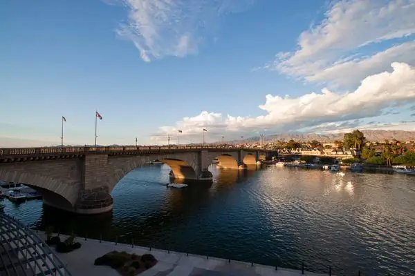 Лондонский мост через озеро Хавасу