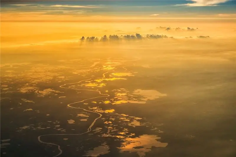 Река Магдалена в Колумбии, показанная здесь на закате, течет на север почти 1000 миль, прежде чем впасть в Карибское море