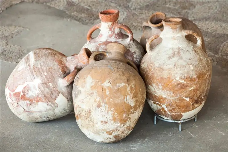 Керамические горшки в музее римской мозаики в Констанце, Румыния. Современные реставраторы используют обратимые клеи для реконструкции древней керамики