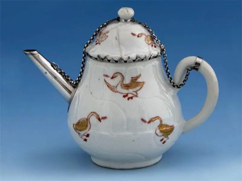 Фарфоровый чайник, около 1735 г., с замененным серебряным носиком, креплением для исправленной крышки и цепочкой