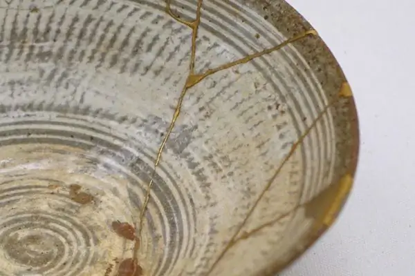 Искусство ремонта сломанной керамики создает новый вид красоты