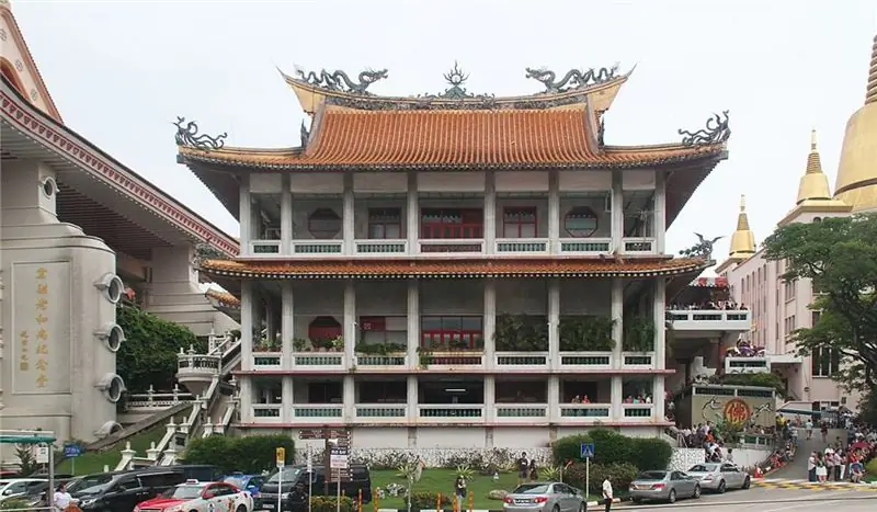 Монастырь Конг Менг Сан Фор Карк Си, самый большой монастырь в Сингапуре, имеет два посвященных колумбария