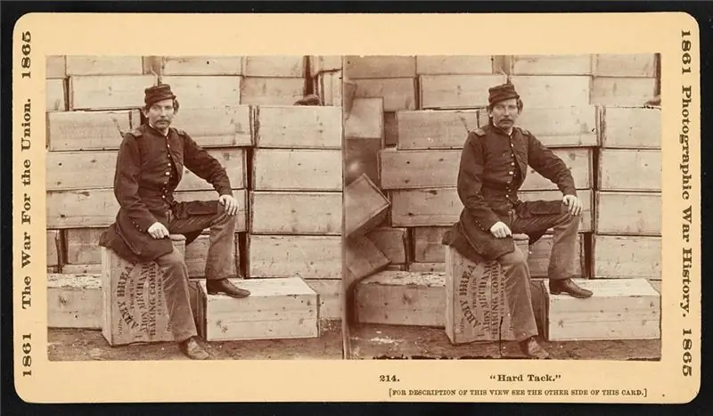 Капитан Союза Дж. В. Форсайт сидит на ящике с хард-галками в 1863 году