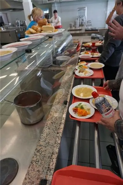 Столовая, в которой кормят рабочих в Чернобыльской зоне отчуждения