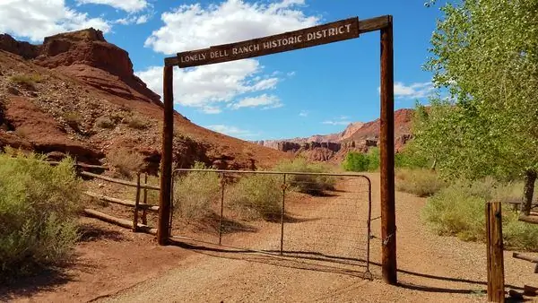 Lee's Ferry и Lonely Dell