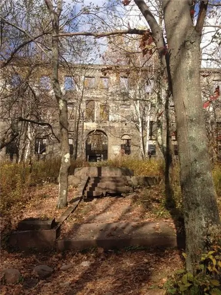 Вид на руины дома в горах