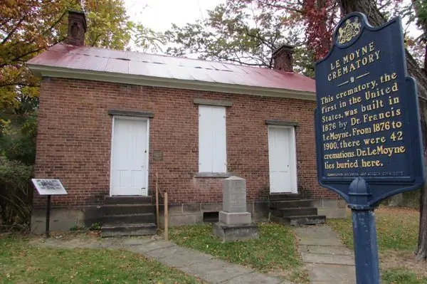 Человек, построивший первый крематорий в США, был также третьим человеком, кремированным там