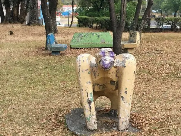 Бетонное кладбище животных