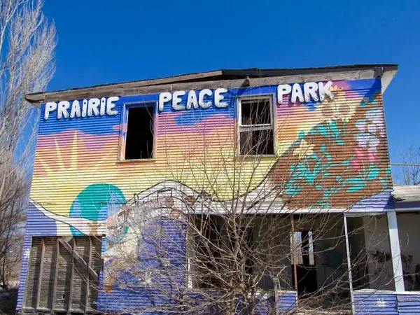 Руины парка мира в прериях Небраски