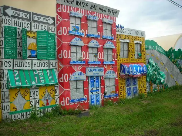 Четверть мили мозаики дорожных знаков