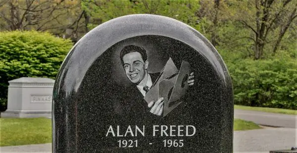 Надгробие музыкального автомата отмечает могилу Алана Фрида