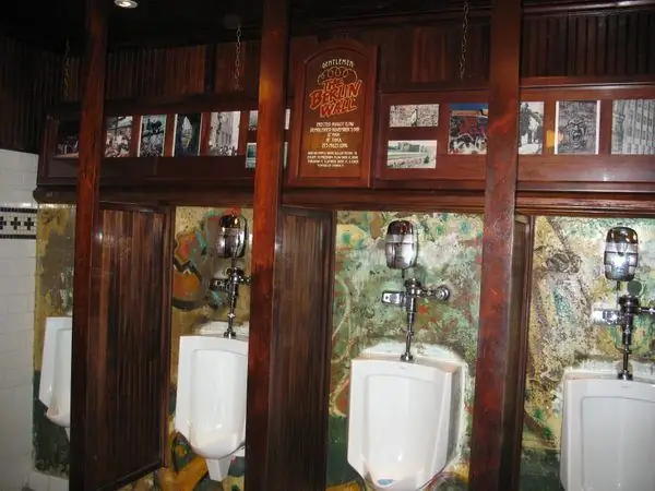 Берлинский настенный писсуар