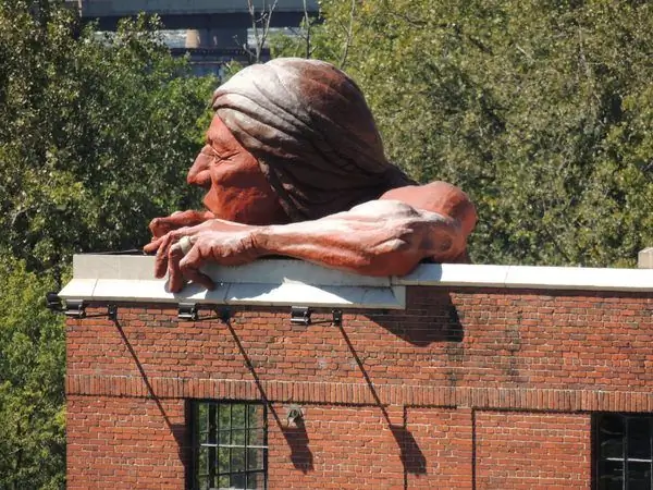 Культовая статуя наблюдает за центром города Ричмонд