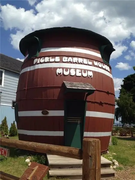 Дом в бочке с маринованным огурцом