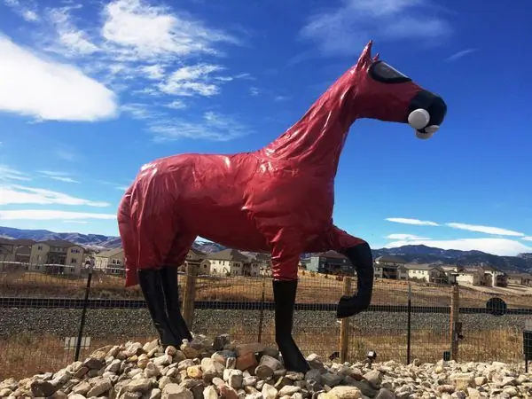 Одетая в химзащиту лошадь отмечает место печально известного завода по производству ядерного оружия