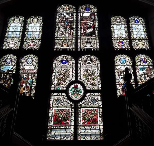 Витраж в отеле Oaks