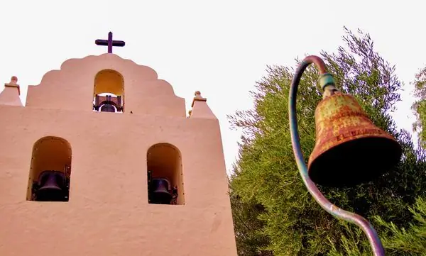 Почему на Эль-Камино-Реал висит гирлянда колоколов