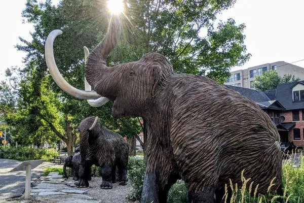 Знаки и статуи перехода динозавров