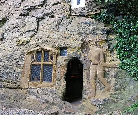 Средневековое святилище, охраняемое рыцарем с мечом