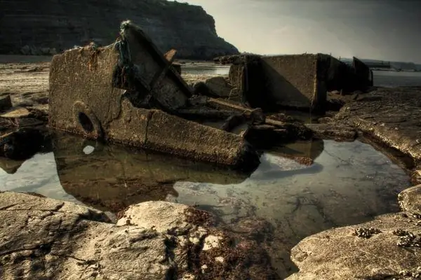 Руины затонувшего бетонного корабля