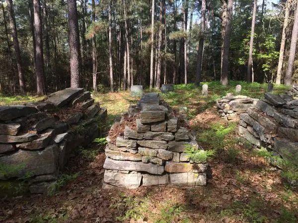 Уникальные шотландские пирамиды из камней на кладбище Старрок в Восточном Техасе