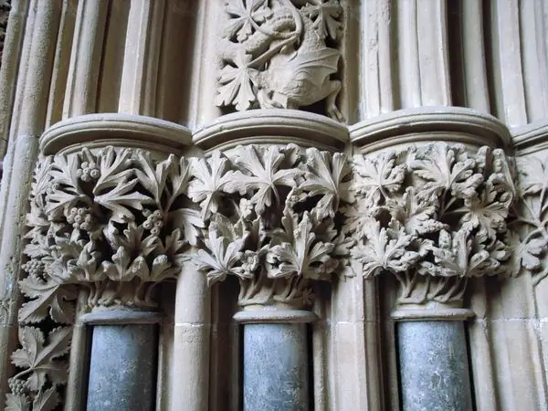 Изысканная языческая резьба покрывает этот средневековый дом капитула