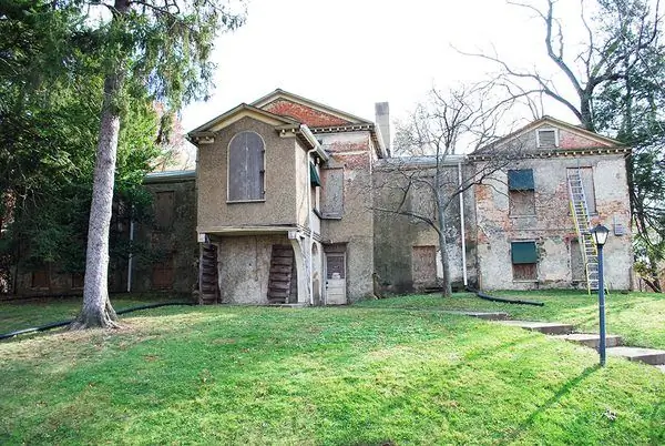 В Смитсоновском зоопарке есть полуразрушенный старый особняк