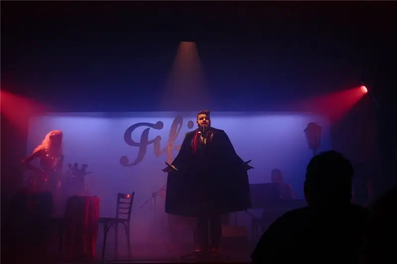 Fifí Real выступает на квир-шоу танго