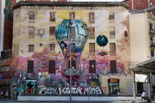 Заброшенное здание в Барселоне обязано своим существованием скваттерам