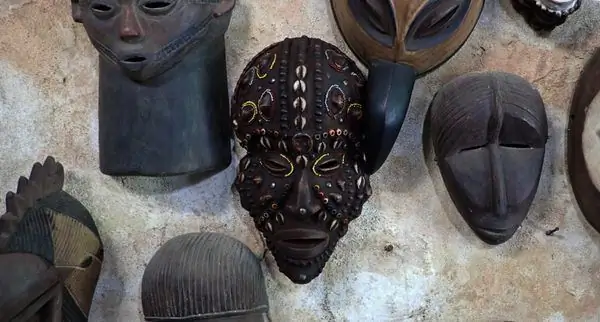 Изысканная коллекция резных африканских масок