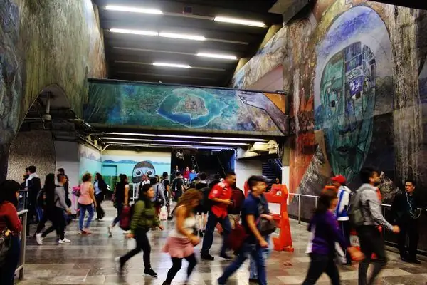 Настенная роспись в метро Такубая