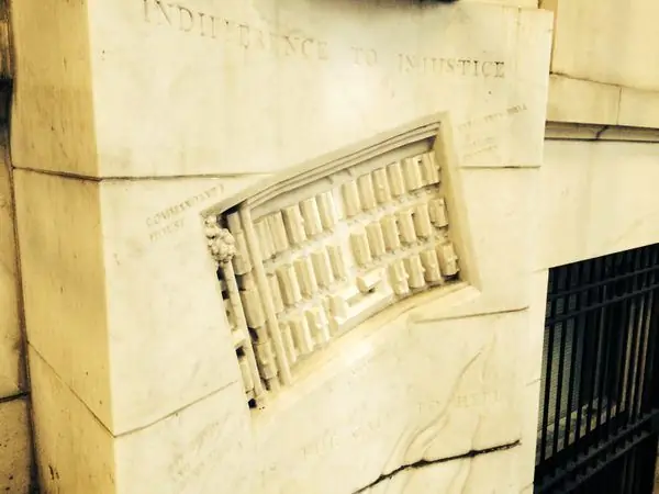 Скрытый мемориал жертвам Холокоста в Мэдисон-парке