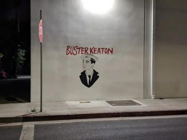 Множество табличек студии Бастера Китона