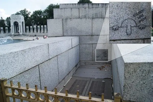Скрытые карикатуры Килроя на мемориале Второй мировой войны в округе Колумбия