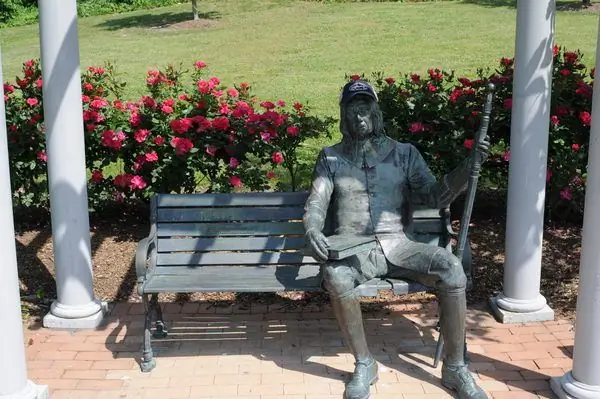 Множество костюмов Джона Мильтона