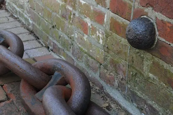 Дом с пушечным ядром