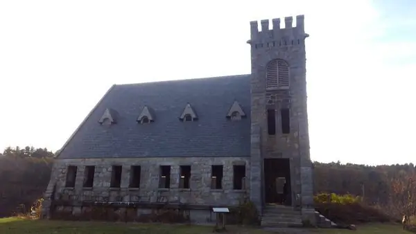 Старая каменная церковь