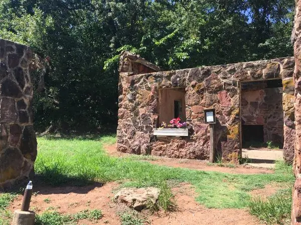 Эта старая заправочная станция Route 66 имеет тайное прошлое, связанное с подделкой