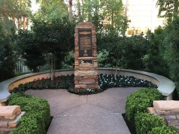 Забытый памятник Багси Сигелу в Вегасе