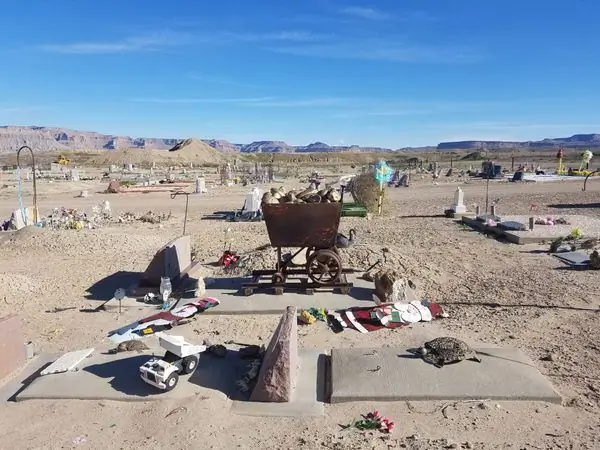 Сентиментальные статуи на кладбище Элгин