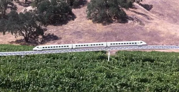Рабочий прототип высокоскоростной железной дороги на винограднике в Калифорнии