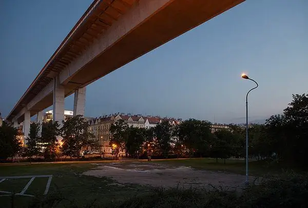 Уличный фонарь Memento Mori под мостом самоубийц