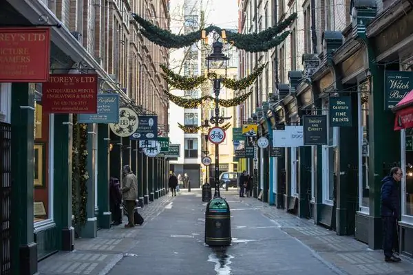 Ряд книготорговцев