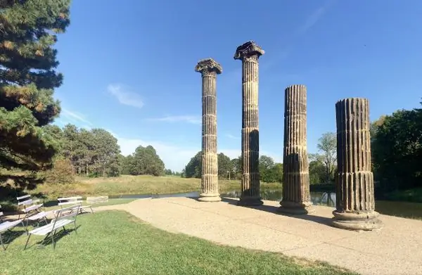 Как четыре ионные колонны из здания казначейства оказались в Небраске